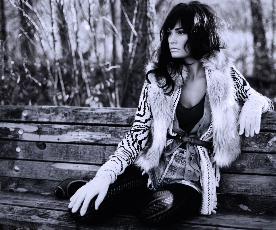 Красивая девушка сидит на скамейке обои