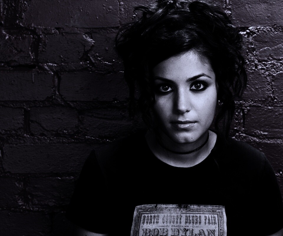 Подросток на фоне розовой кирпичной стены обои