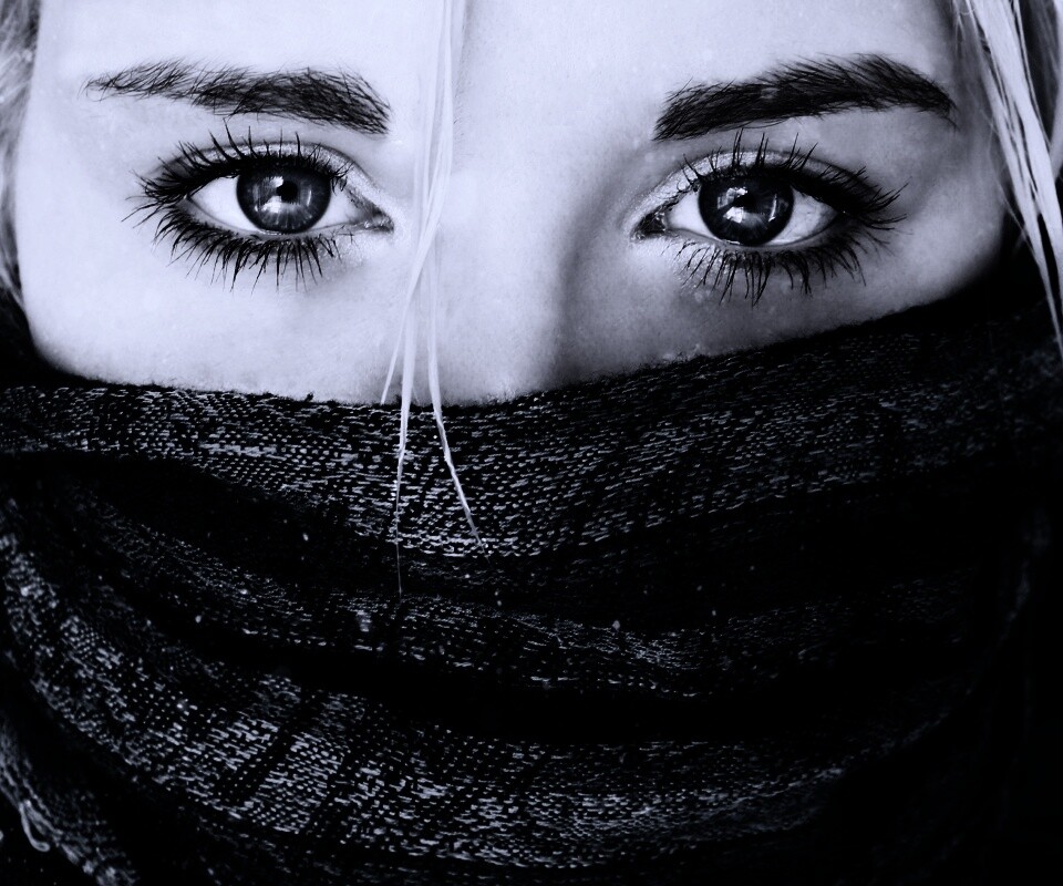 Блондинка с шарфом на лице обои