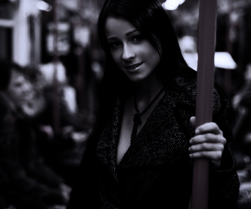 Девушка в метро обои