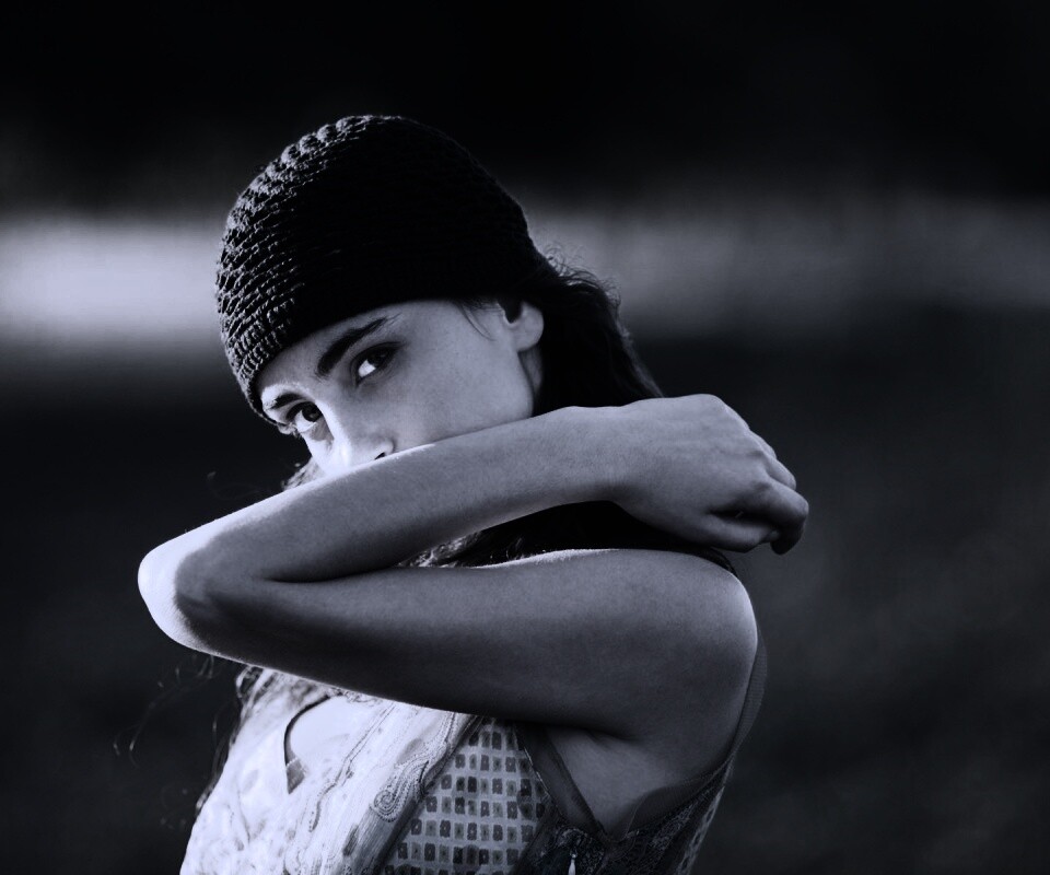 Спрятавшись за сгибом руки обои