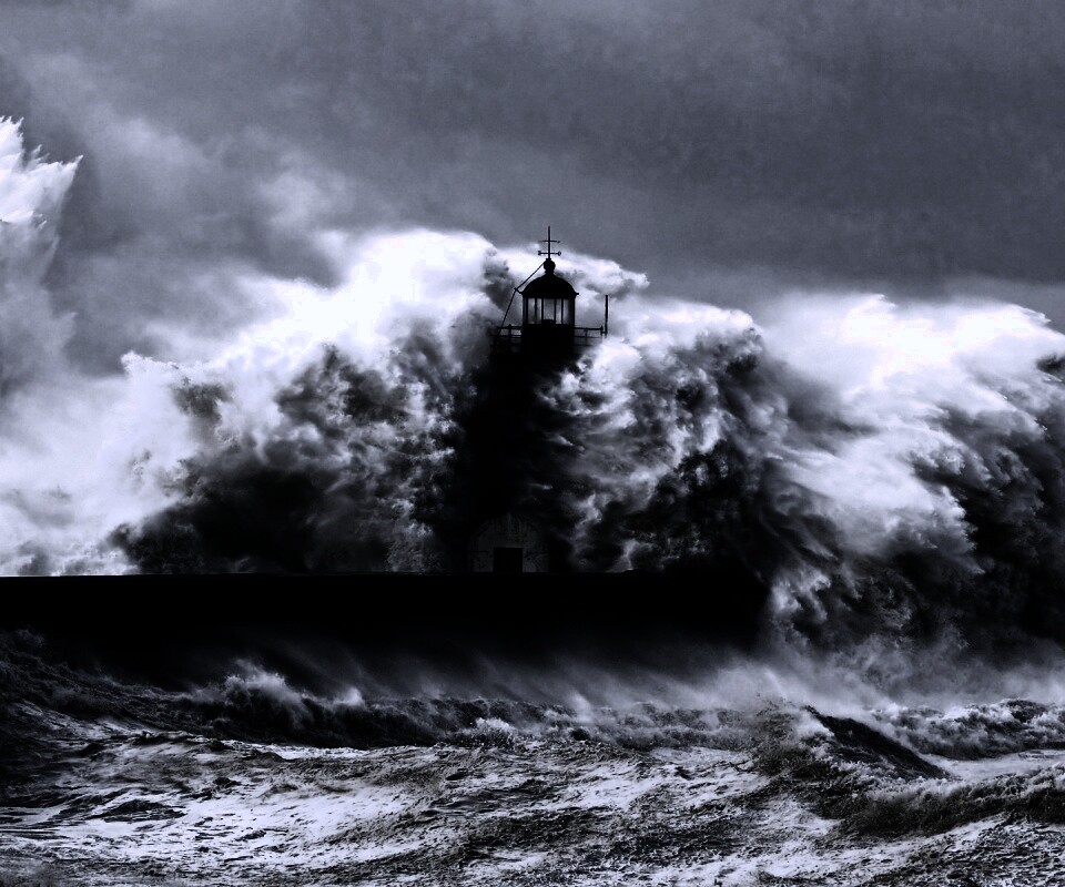 Маяк в шторм обои