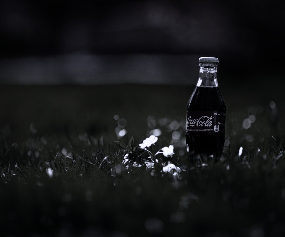 Кока-Кола на траве обои