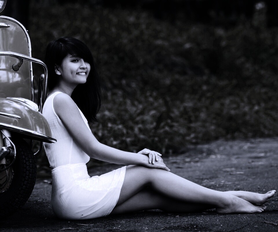 Девушка и мопед обои