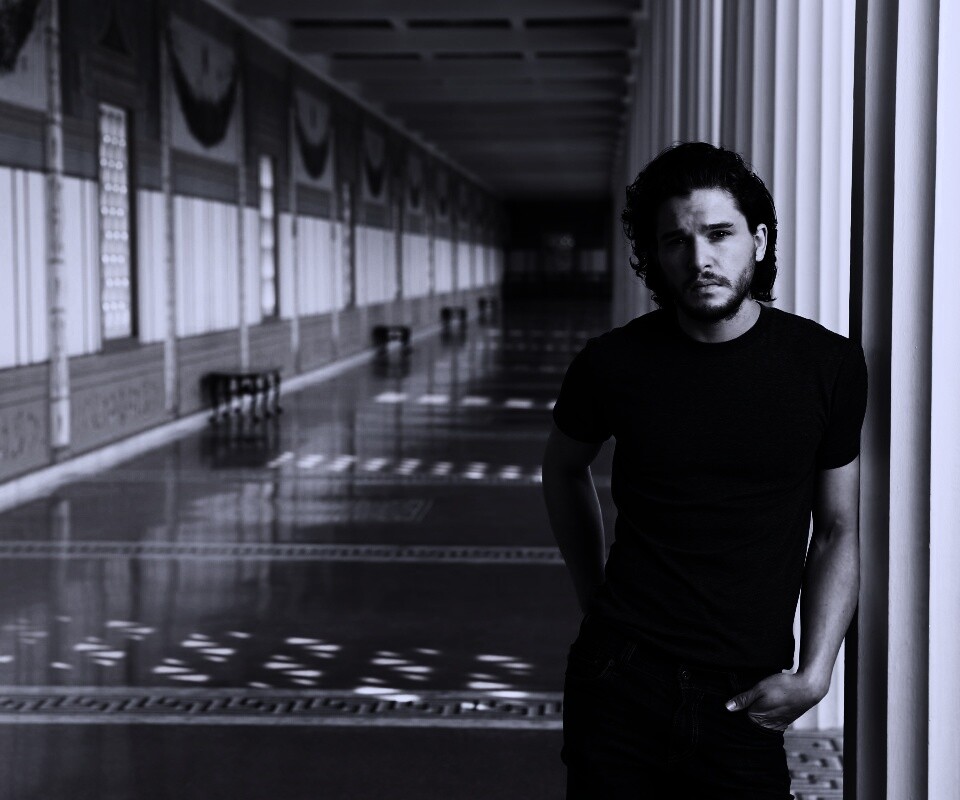 Кит Харингтон у колонны обои