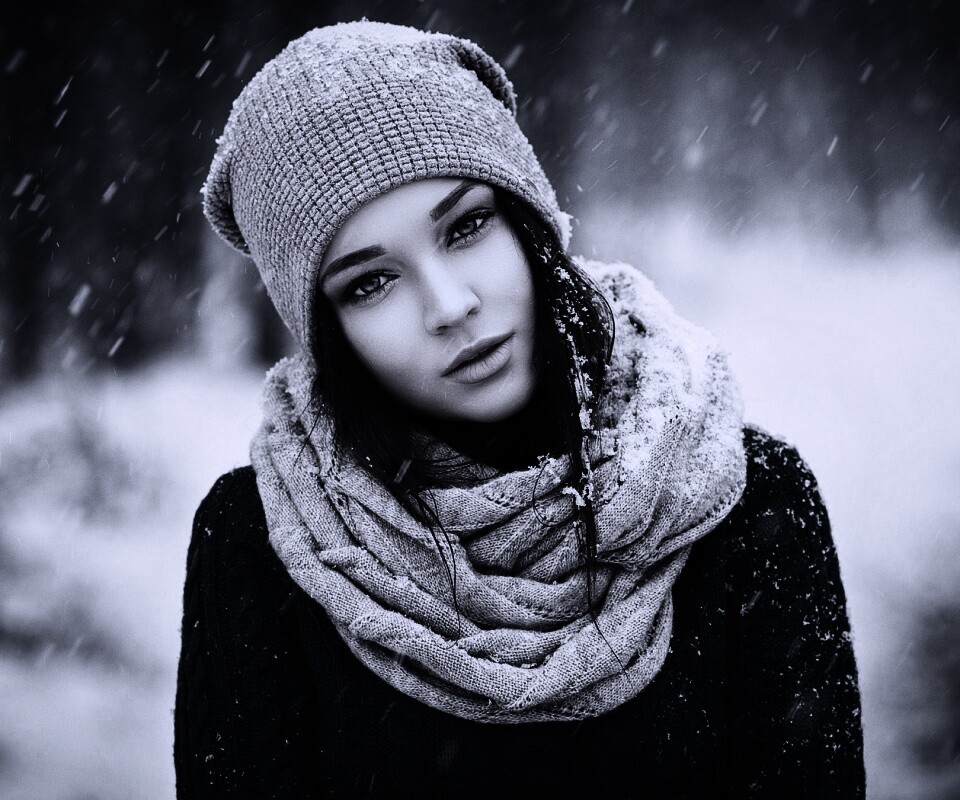 Девушка в снегопад обои