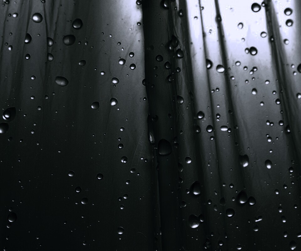 Капли на зеленом пластике обои