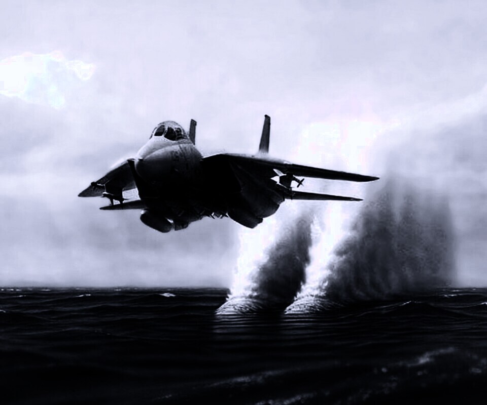 Истребитель над водой обои