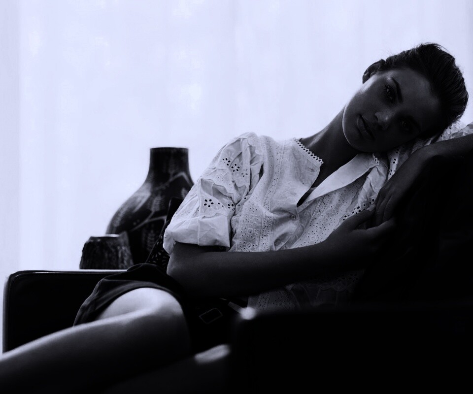 Девушка на диване обои