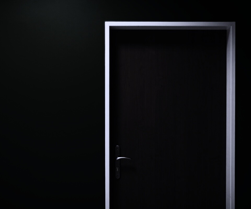 Дверь в стене обои