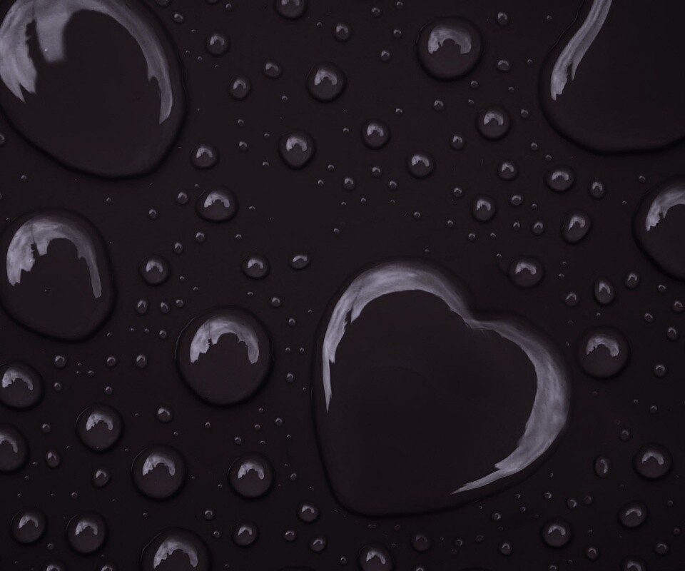 Капли на красном фоне обои