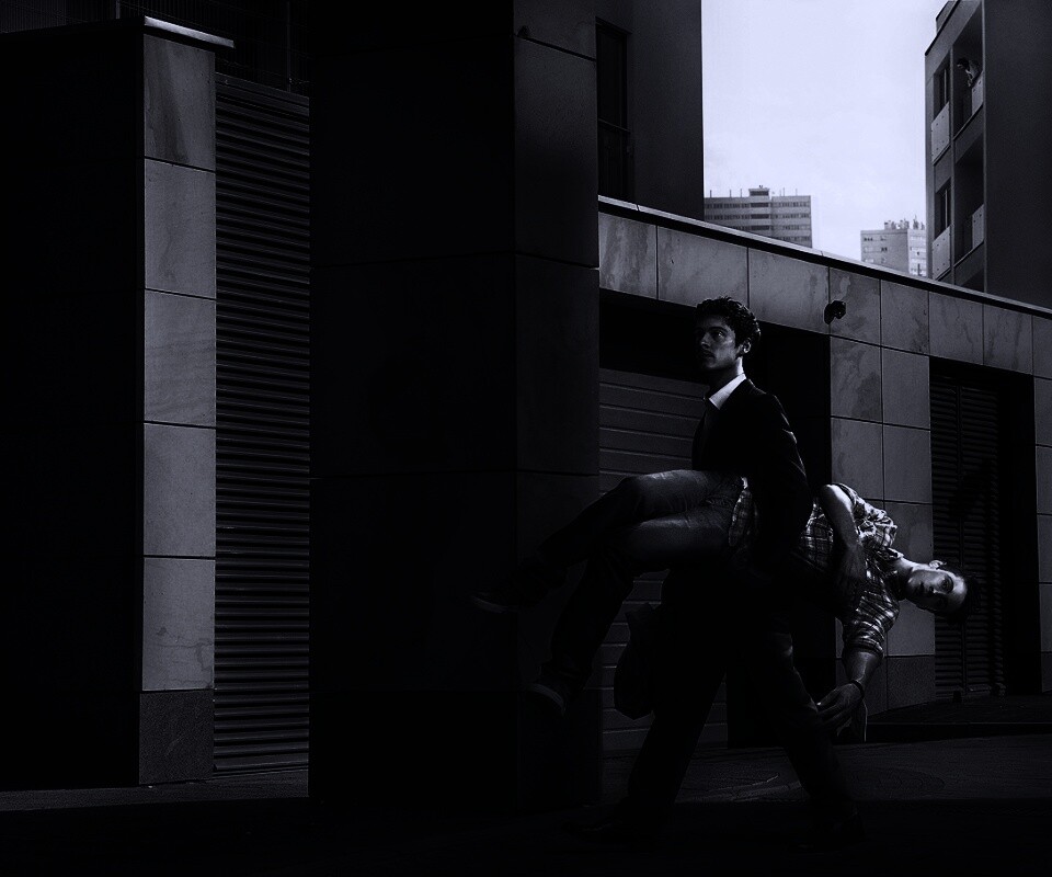 Мужчина с куклой обои