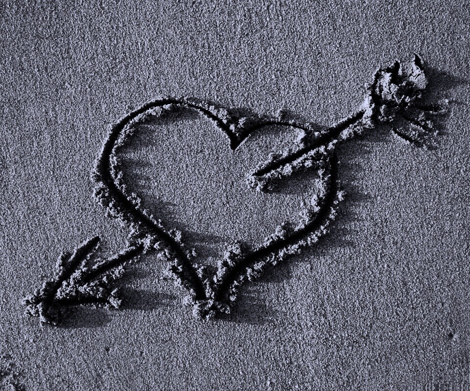 Сердце на песке обои