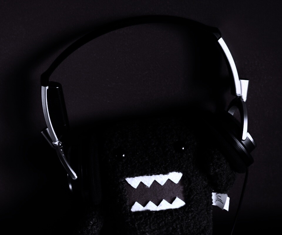 Демокун в наушниках обои