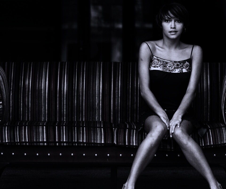 На диване обои