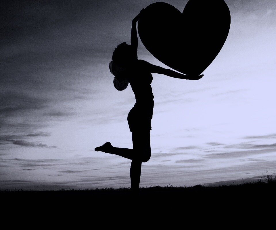 С сердцем в руках обои