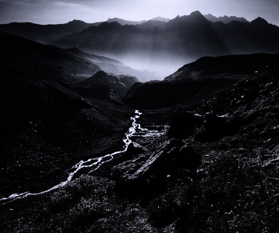 Горы и ручей обои