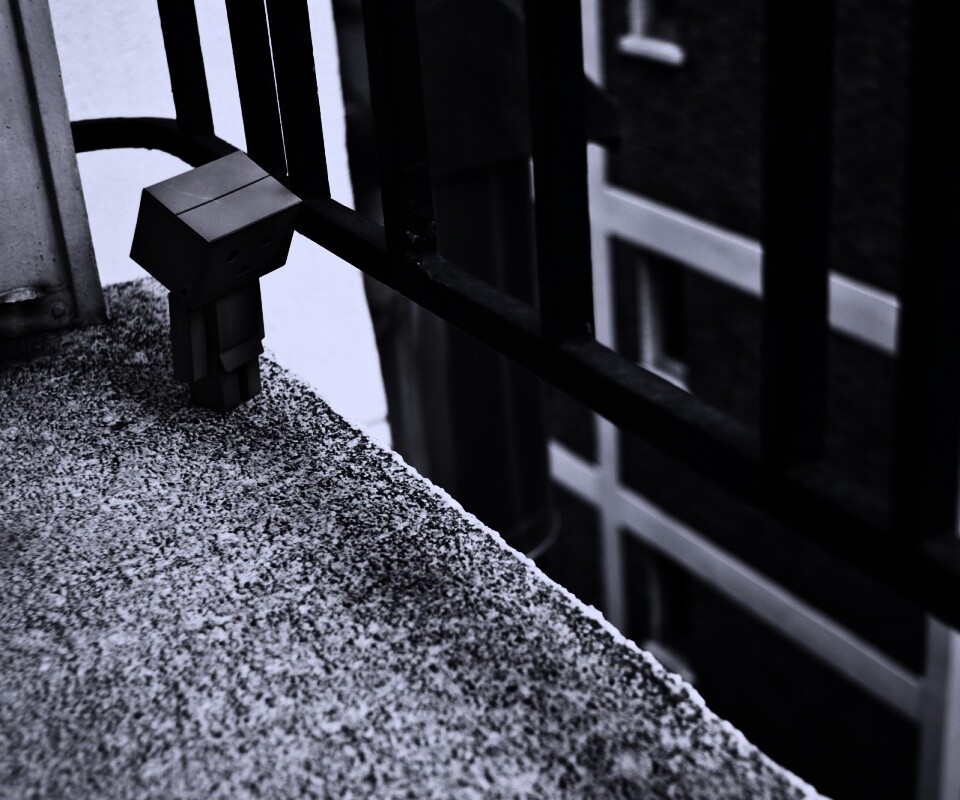 Грустный картонный человечек обои