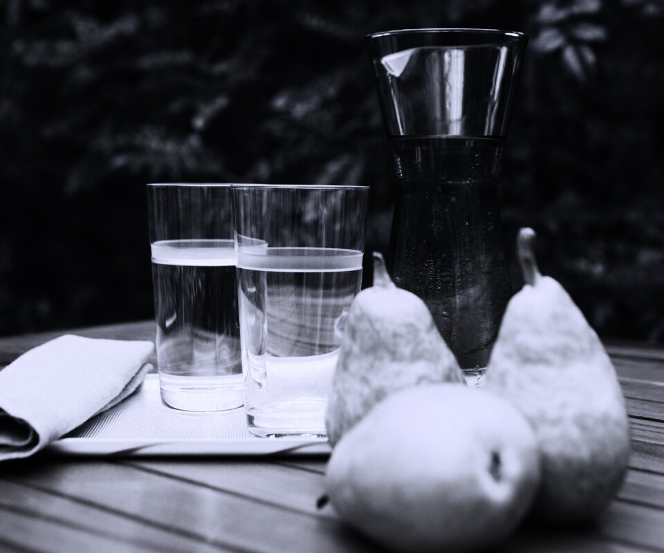 Стол с грушами обои