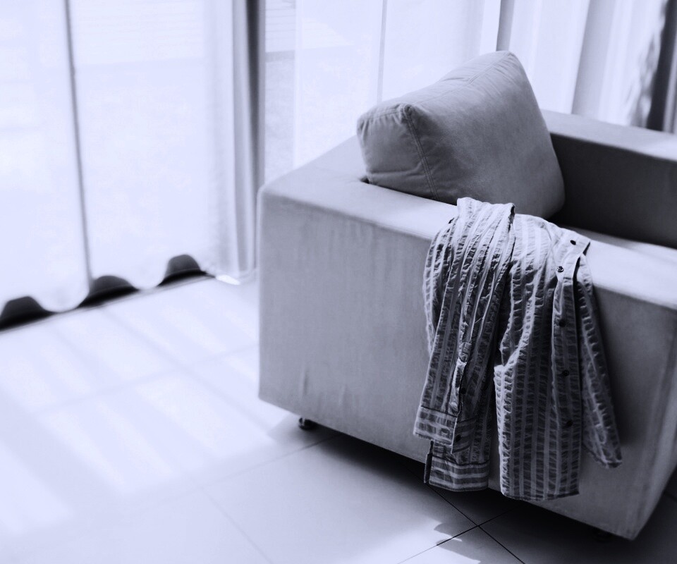 Рубашка на кресле обои