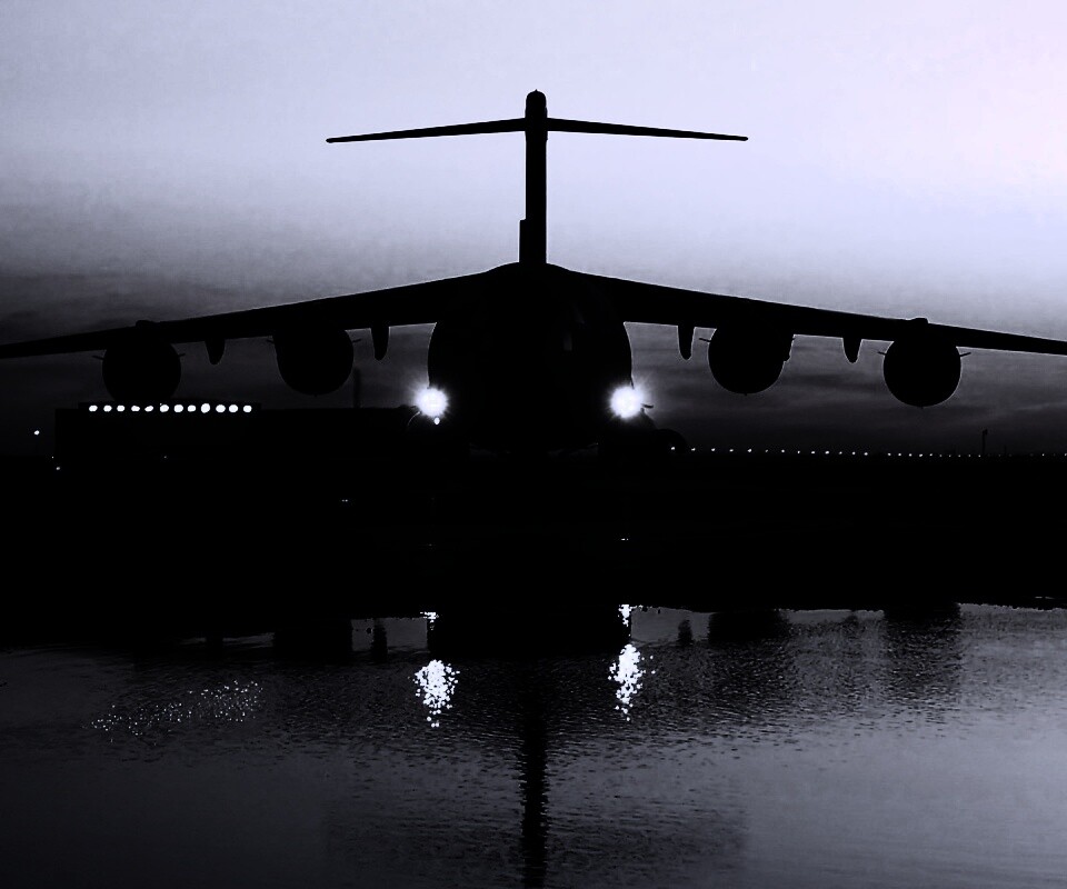 Самолет на взлетной полосе обои