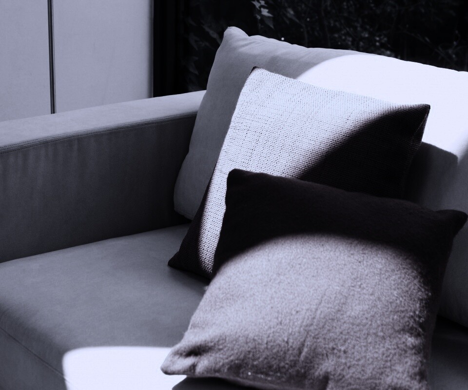 Красные подушки обои