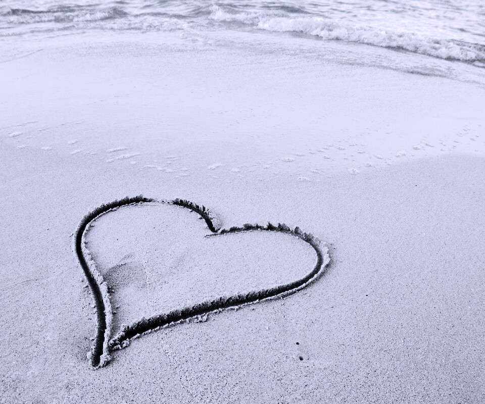 Аккуратное сердце на песке обои