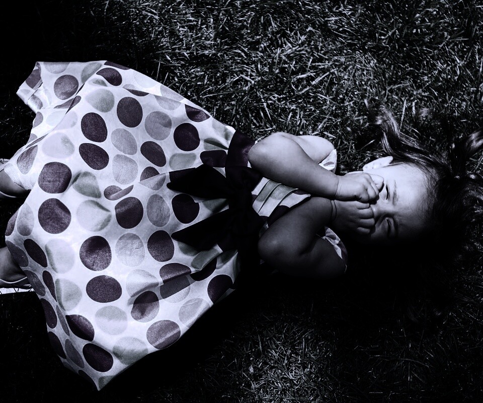 Девочка на траве обои