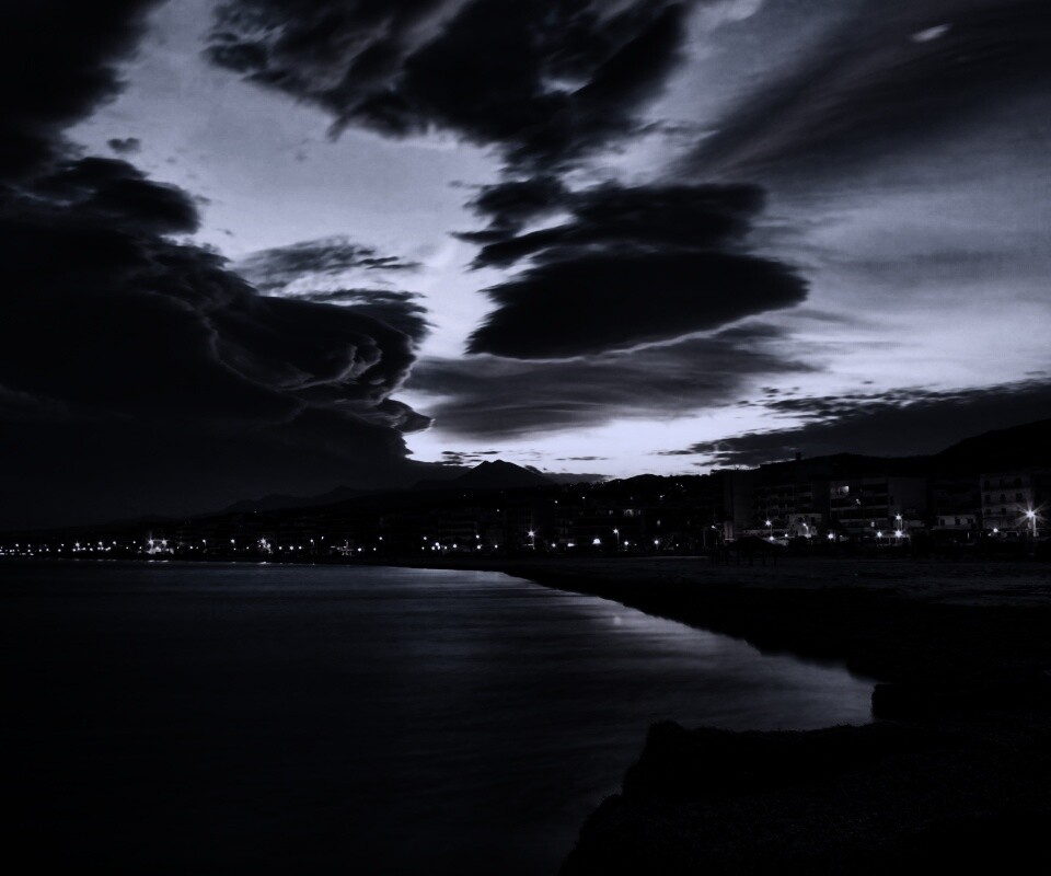 Красивый закат над городом у моря обои