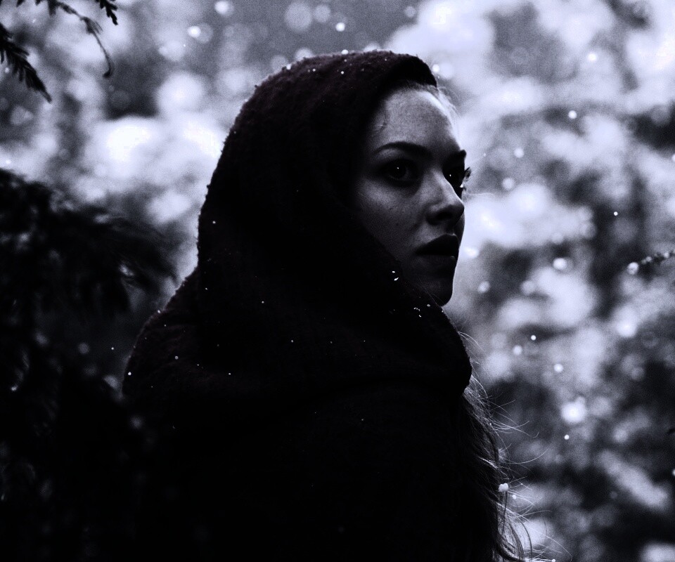 Amanda Seyfried in Red Riding Hood обои