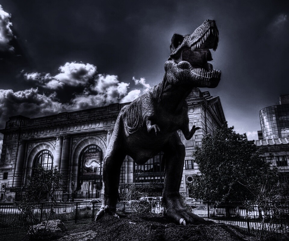 Скульптура динозавра рядом с музеем рептилий обои