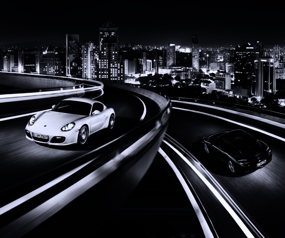 Черный и белый Porsche на автомагистрале. обои