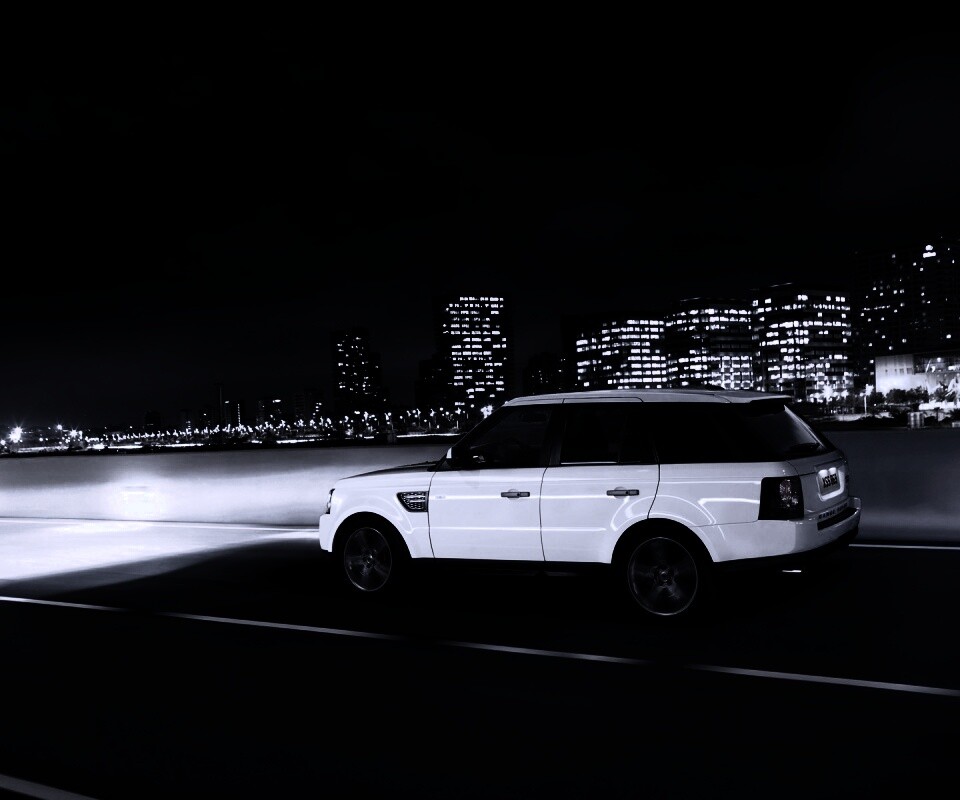 Рендж ровер на трассе обои