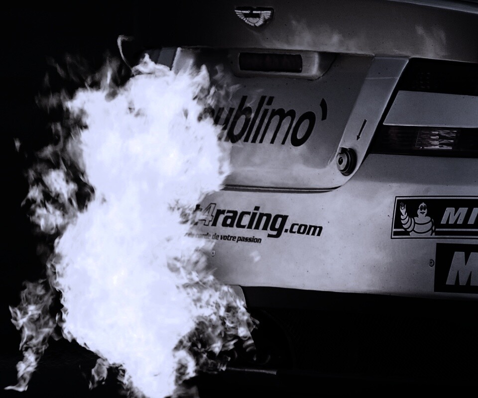 Огонь из выхлопной трубы гоночного Aston Martin обои