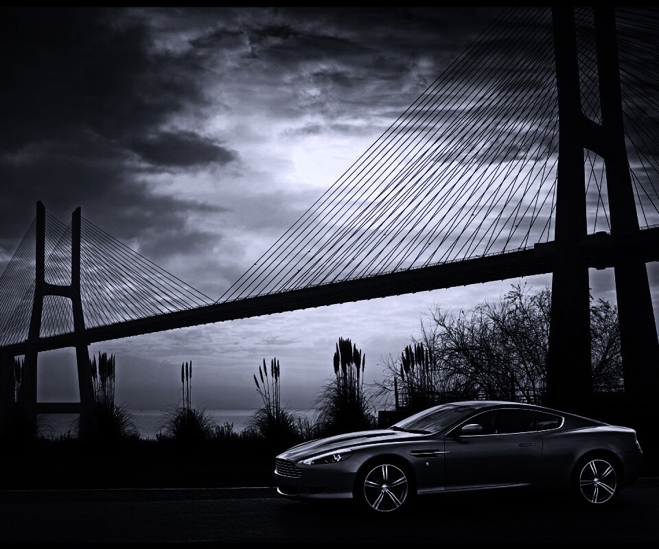 Aston Martin на фоне моста обои
