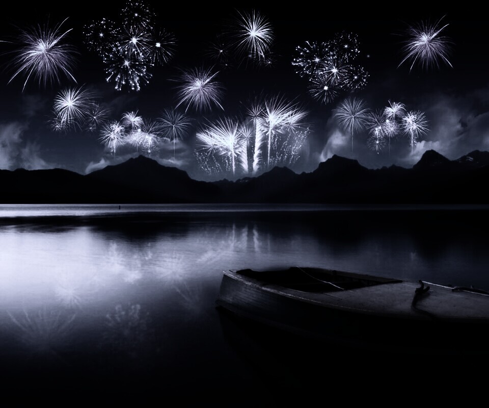 Фейрверк над озером обои