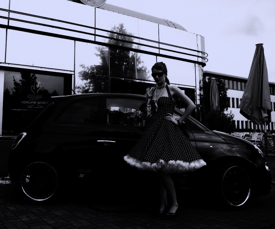 Fiat 500 и девушка обои