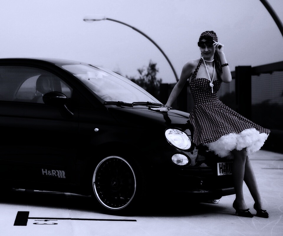 Черный фиат и девушка обои