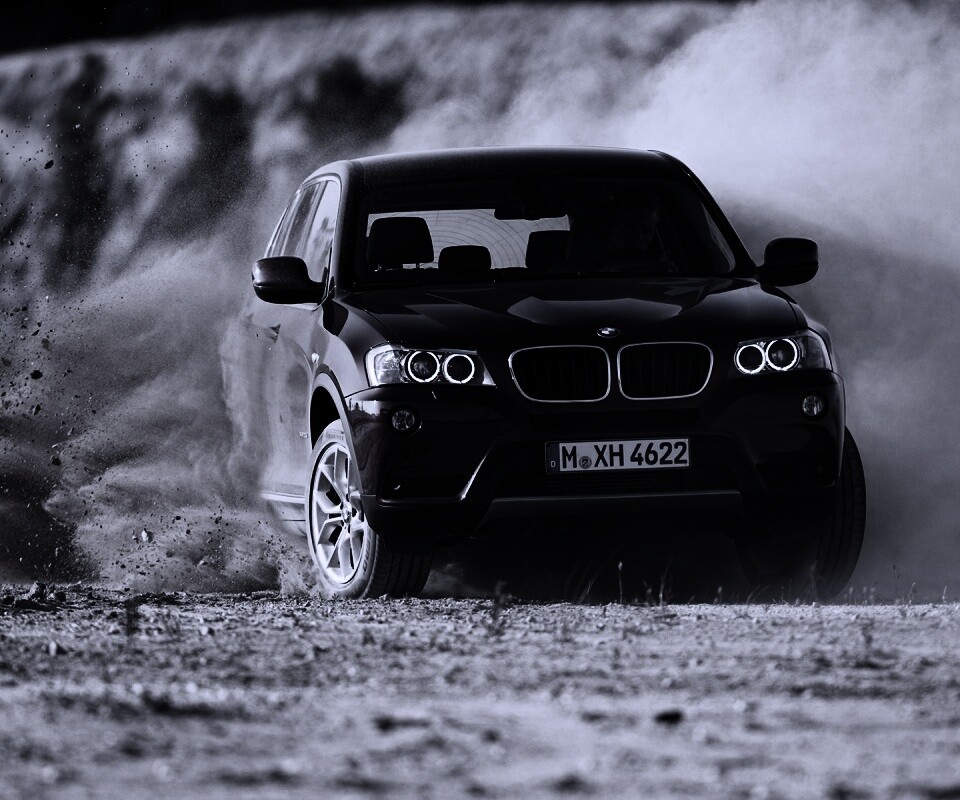 Кроссовер BMW в заносе обои