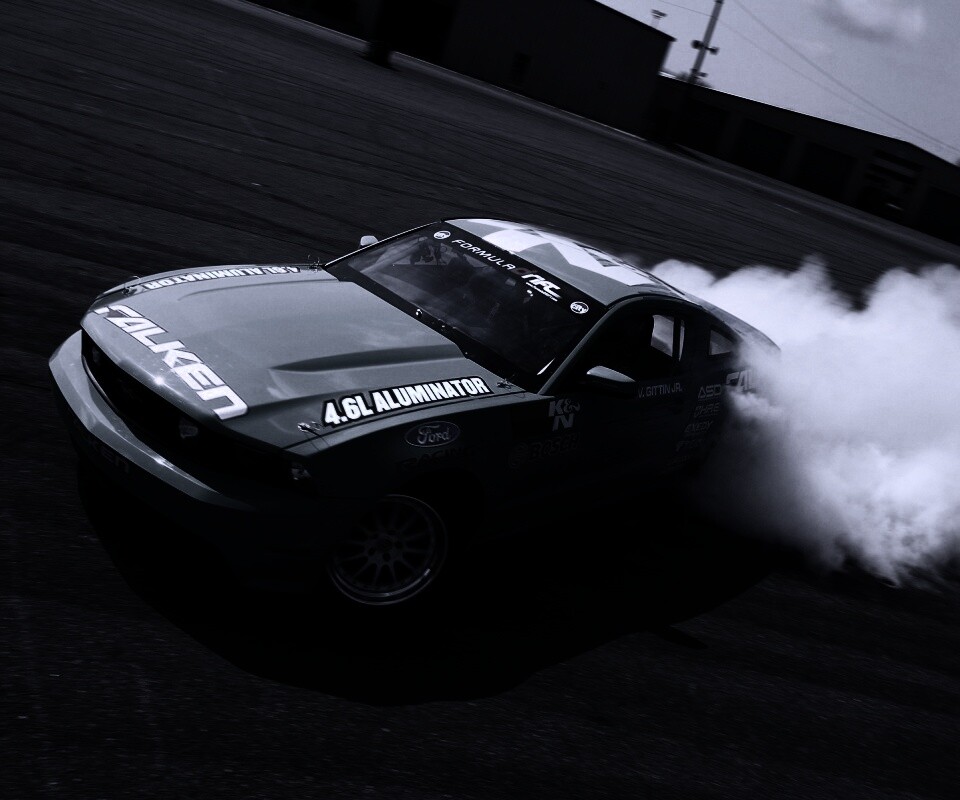 Мустанг дрифтует обои