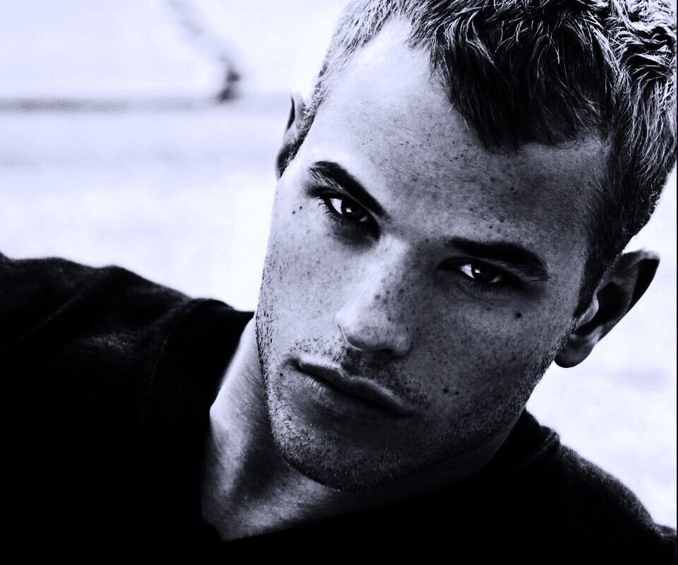 Келлан Латс обои