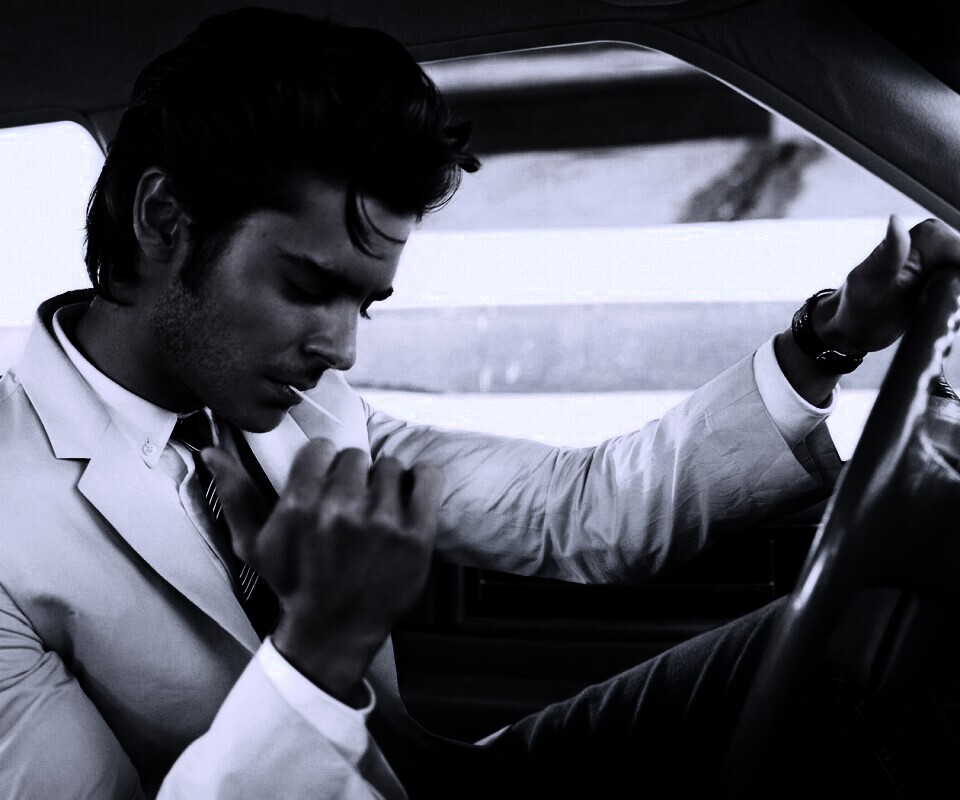 Мужчина прикуривает в машине обои