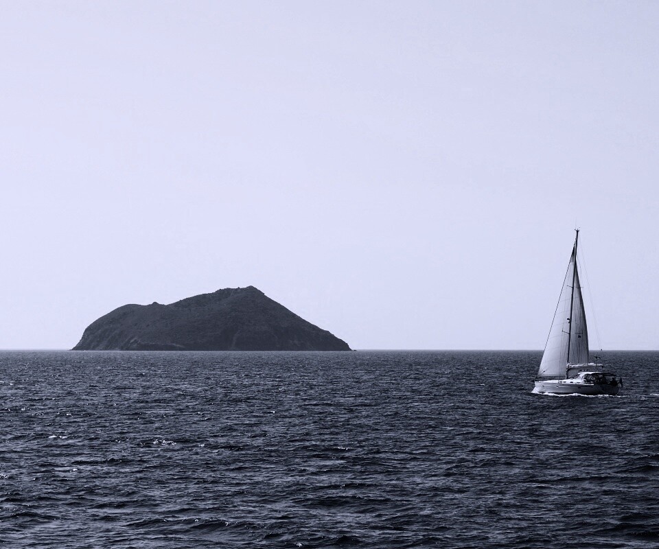 Яхта в море обои