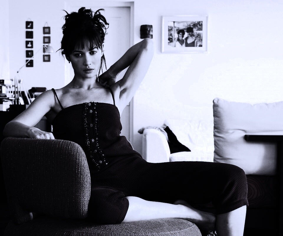 Ольга Куриленко на кресле обои