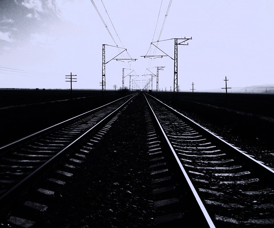 Железная дорога уходит вдаль обои