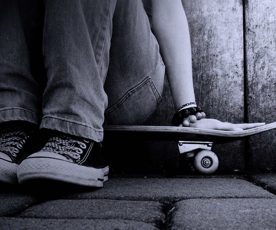 Девушка сидящая на скейте обои