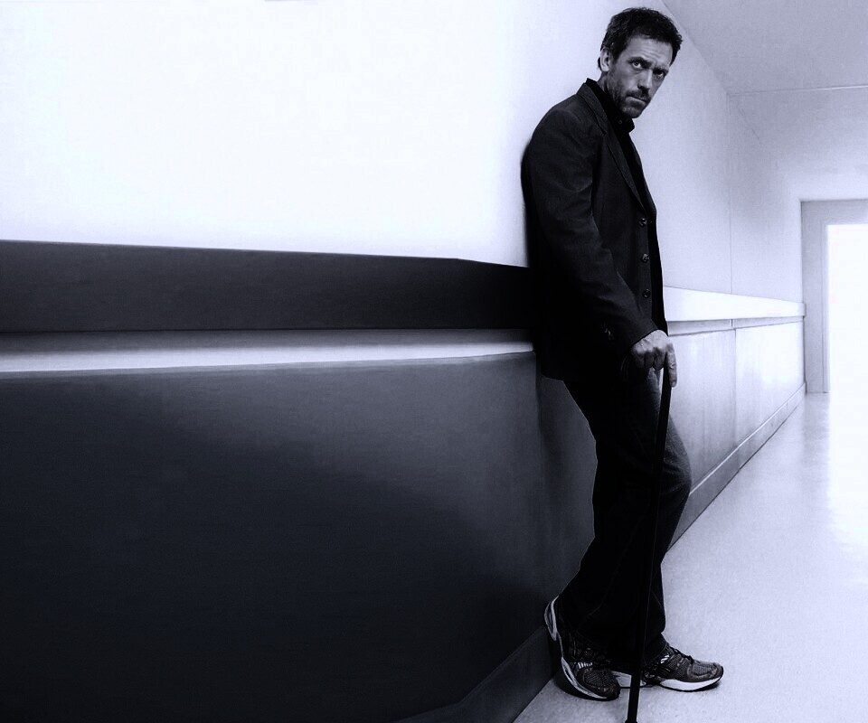 Хаус в больничном коридоре обои