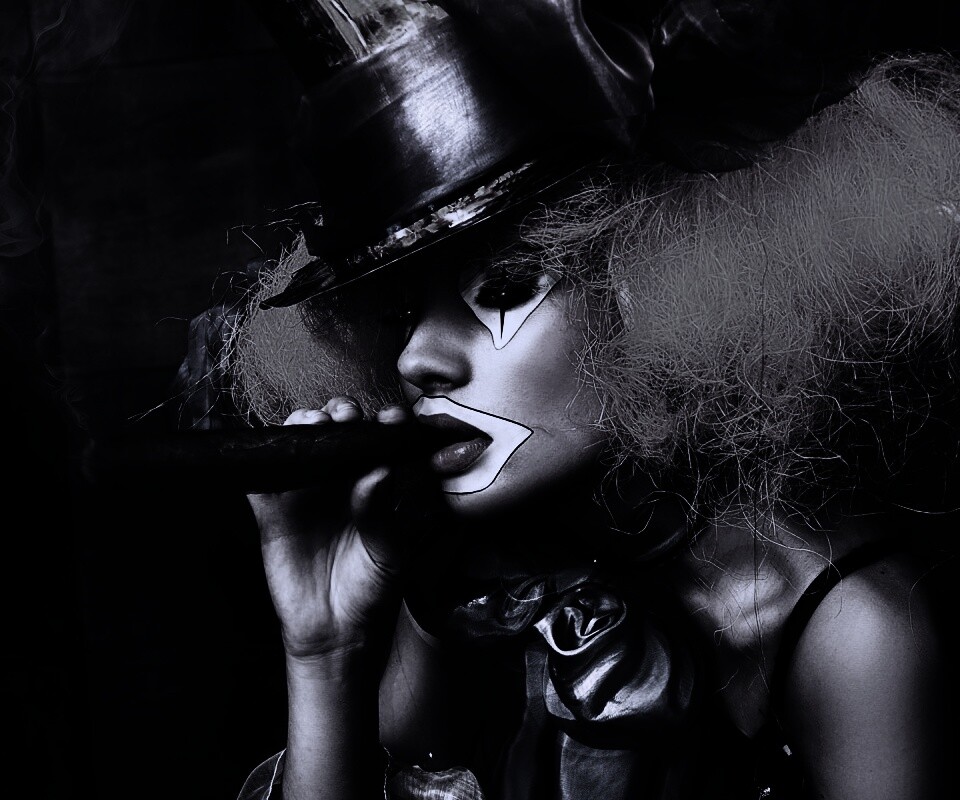 Девушка клоун курит сигару обои