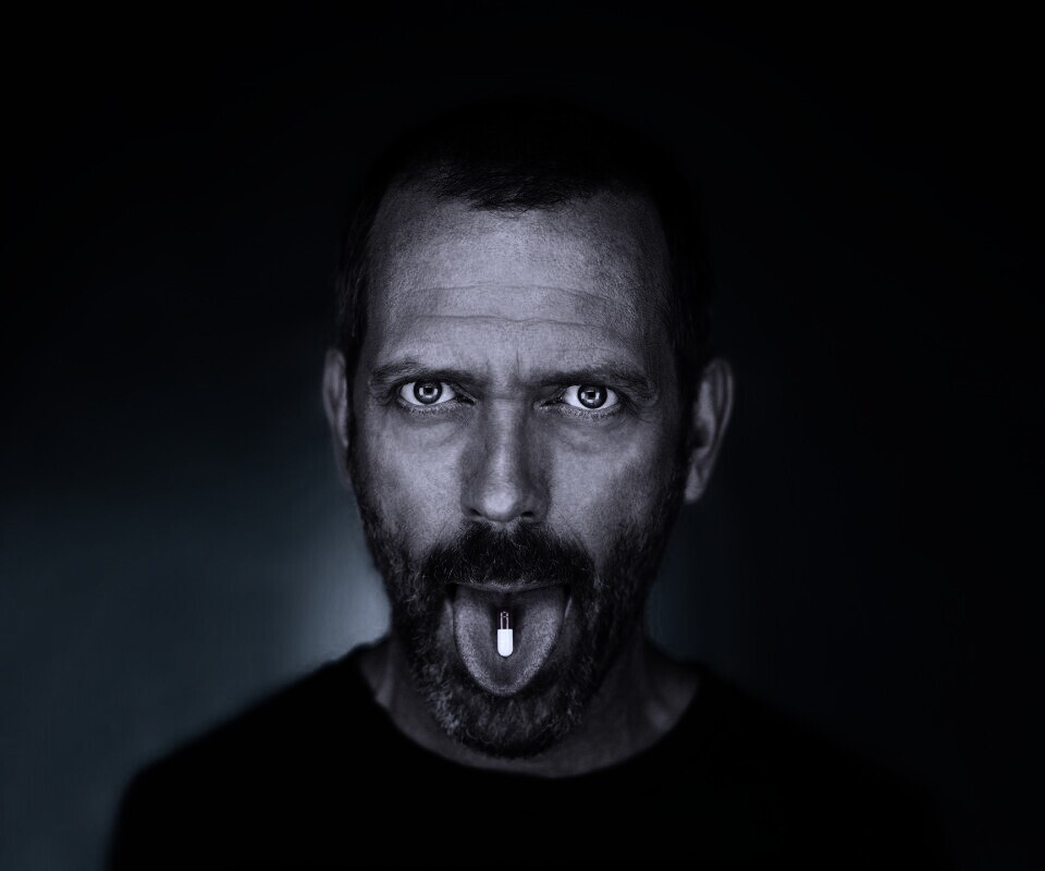 Доктор Хаус с таблеткой на языке обои