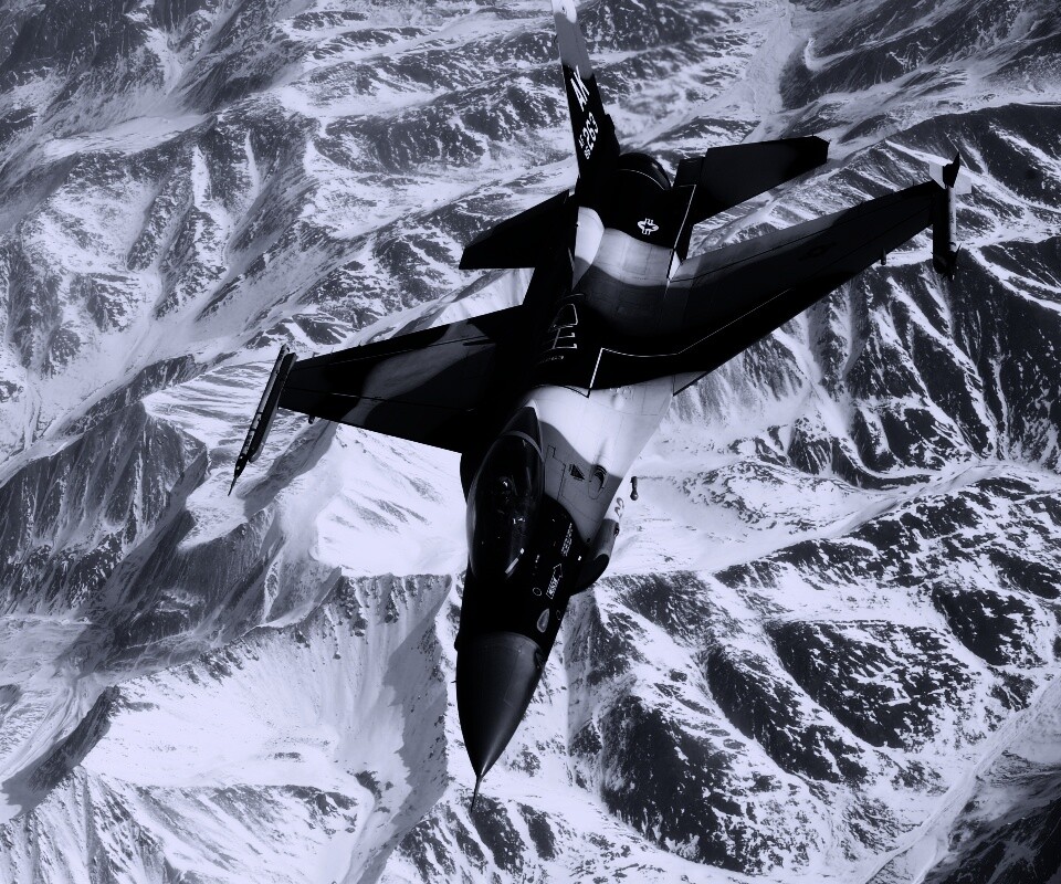 Истребитель над снежными пиками гор обои